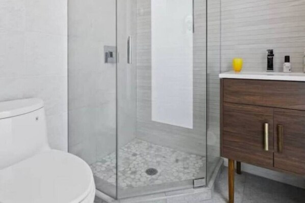 Bidet, towels, toilet paper - Seaglass Retreat! Pool Escape, Walk to Beach + DT Lauderdale by the Sea (Lauderdale-by-the-Sea)