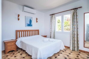 3 bedrooms, WiFi, bed sheets - Es Castellet - Three Bedroom Villa, Sleeps 6 (Alayor)