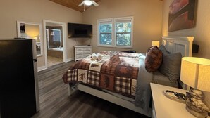 6 bedrooms, desk, iron/ironing board, WiFi (free)