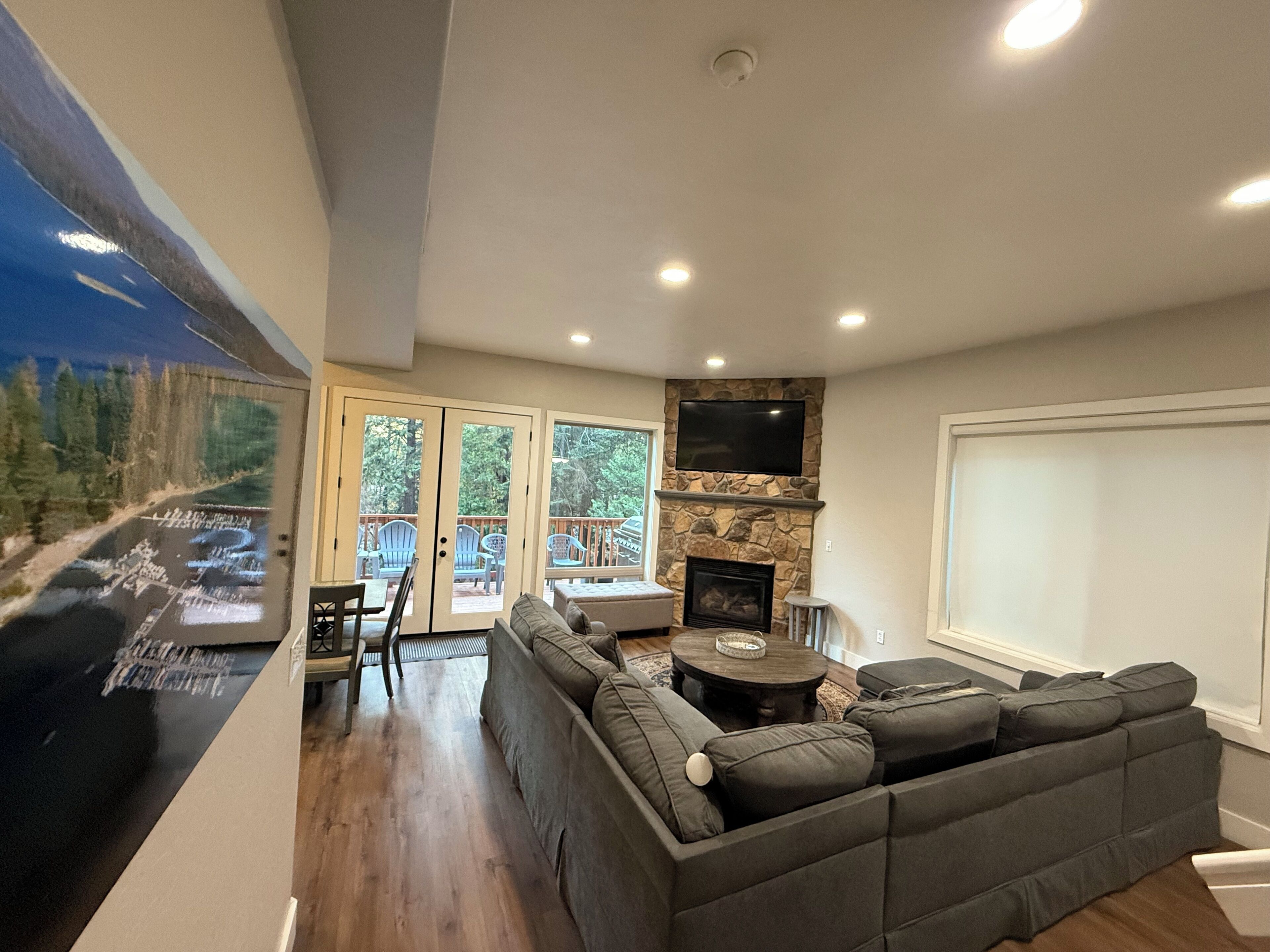 TV connectée, cheminée, jeux vidéo, table de tennis de table