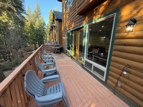 Sierra Chalet has 6 bedrooms, 4 full bathrooms, and 13 beds and driveway.
