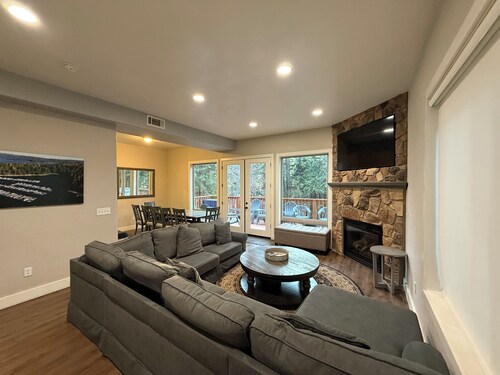 Sierra Chalet has 6 bedrooms, 4 full bathrooms, and 13 beds and driveway.