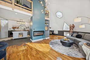 Living area - Lakefront Dome Retreat (Maple Lake)