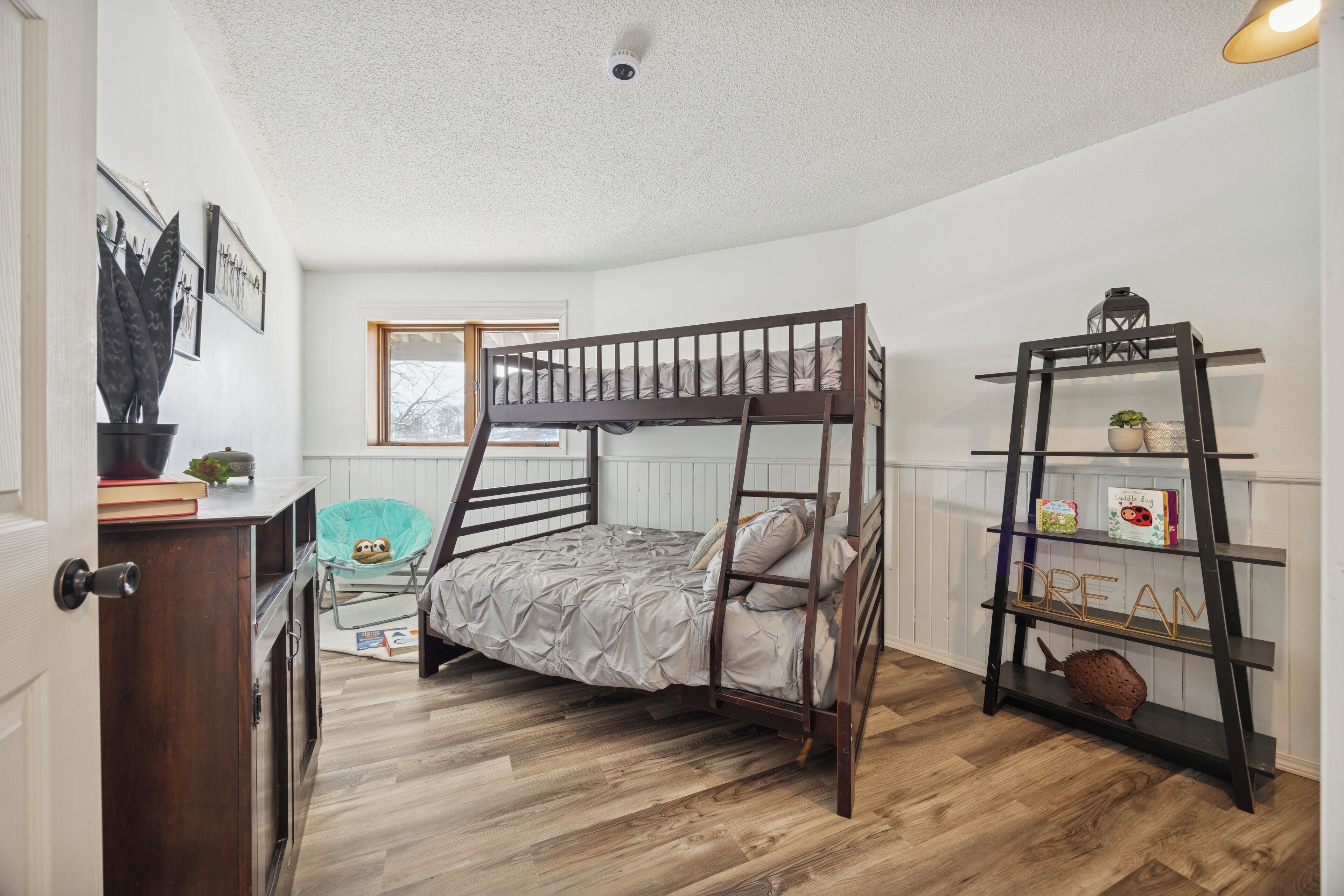 3 bedrooms, internet, bed sheets