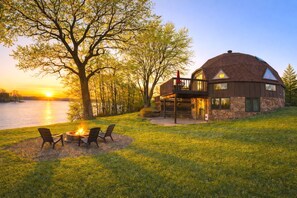 Terrace/patio - Lakefront Dome Retreat (Maple Lake)