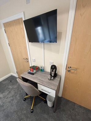 Interior - Queen-bed double room with desk, wifi & TV in friendly 1852 pub and 4-star B&B. (Mountain Ash)