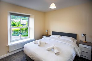 1 bedroom, iron/ironing board, Internet, bed sheets - Queen-bed double room with desk, wifi & TV in friendly 1852 pub and 4-star B&B. (Mountain Ash)