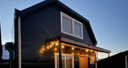 Cozy Shelter with Excellent Connectivity (Downtown and Airport)