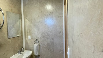 Douche, sĂšche-cheveux, serviettes fournies, savon