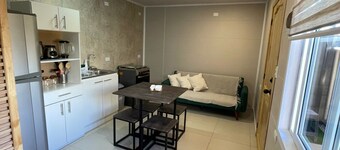Cozy Shelter with Excellent Connectivity (Downtown and Airport)