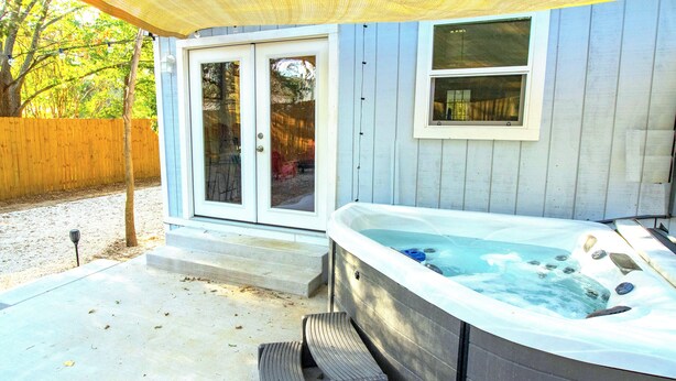 Unclassified image, 1 of 45, button - Tiki Cottage Lake Texoma - Hot Tub & Fun (Gordonville)