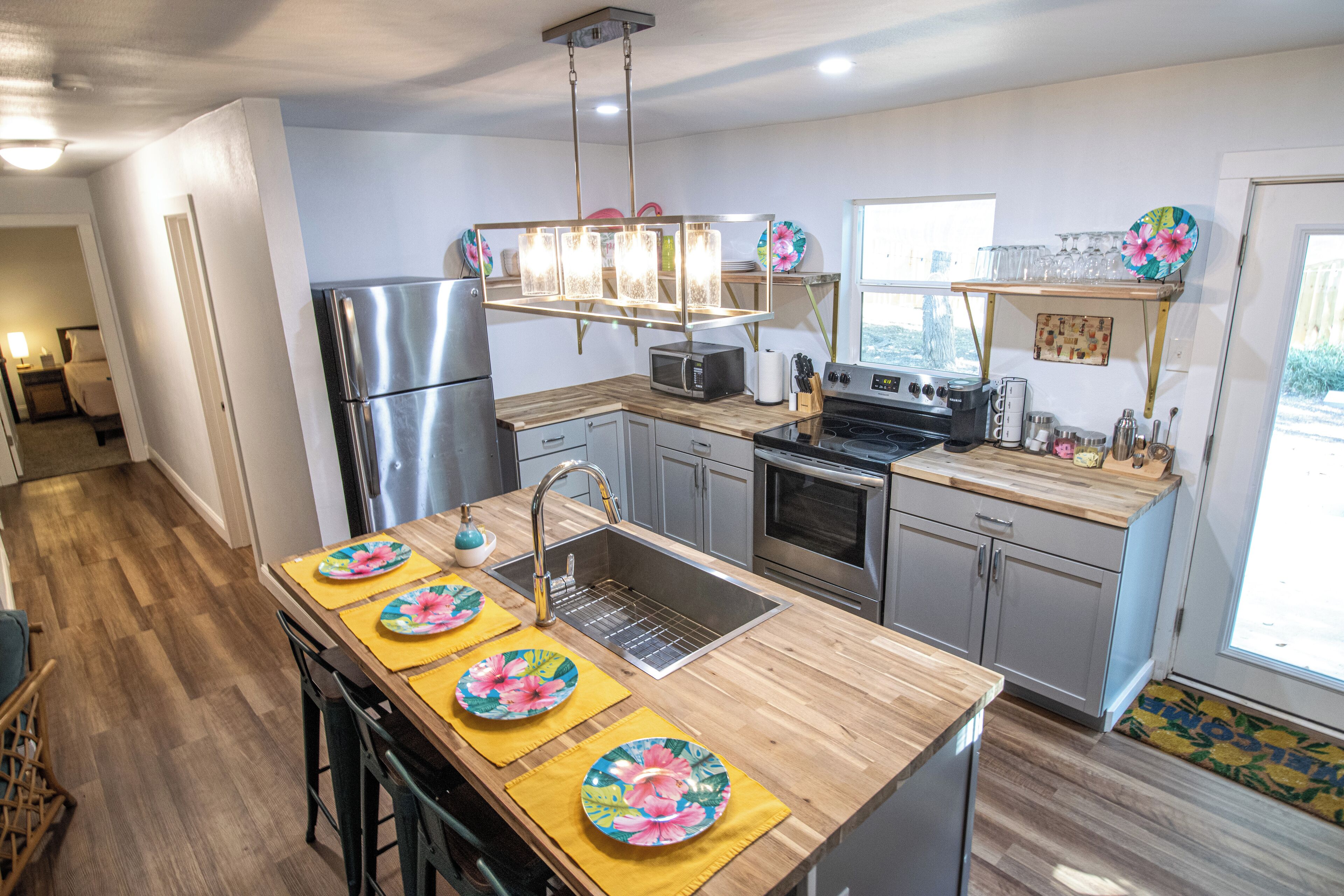 Refrigerador, microondas, horno y parrilla de estufa 