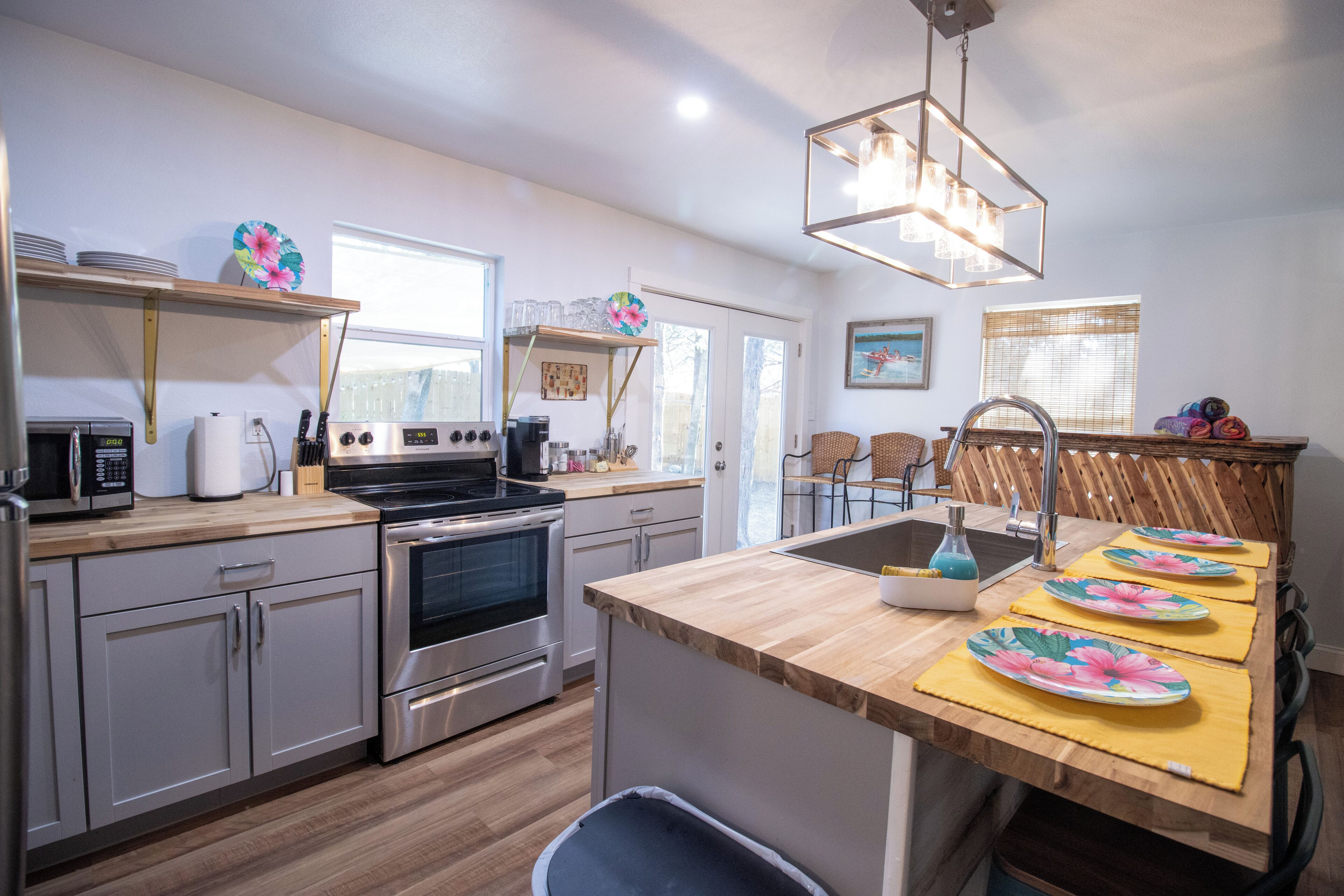 冷蔵庫、電子レンジ、オーブン、コンロ