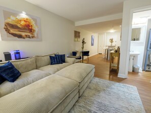 Living area - Cozy 1-bedroom condo in fantastic Washington DC in a safe and quiet neighborhood (Washington)