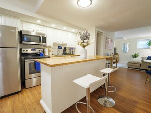 Private kitchen - Cozy 1-bedroom condo in fantastic Washington DC in a safe and quiet neighborhood (Washington)