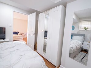 Iron/ironing board, Internet, bed sheets - Cozy 1-bedroom condo in fantastic Washington DC in a safe and quiet neighborhood (Washington)