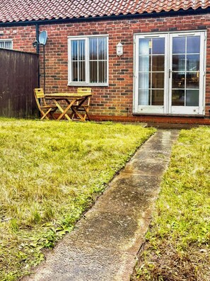 Outdoor dining - The Norfolk Countryside Retreat (Docking)