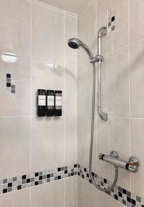 Towels, shampoo, toilet paper - The Norfolk Countryside Retreat (Docking)