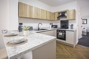 Fridge, microwave, oven, stovetop - Vittoria St | Jewellery Quarter | Sleeps 10 | 2BR (Birmingham)