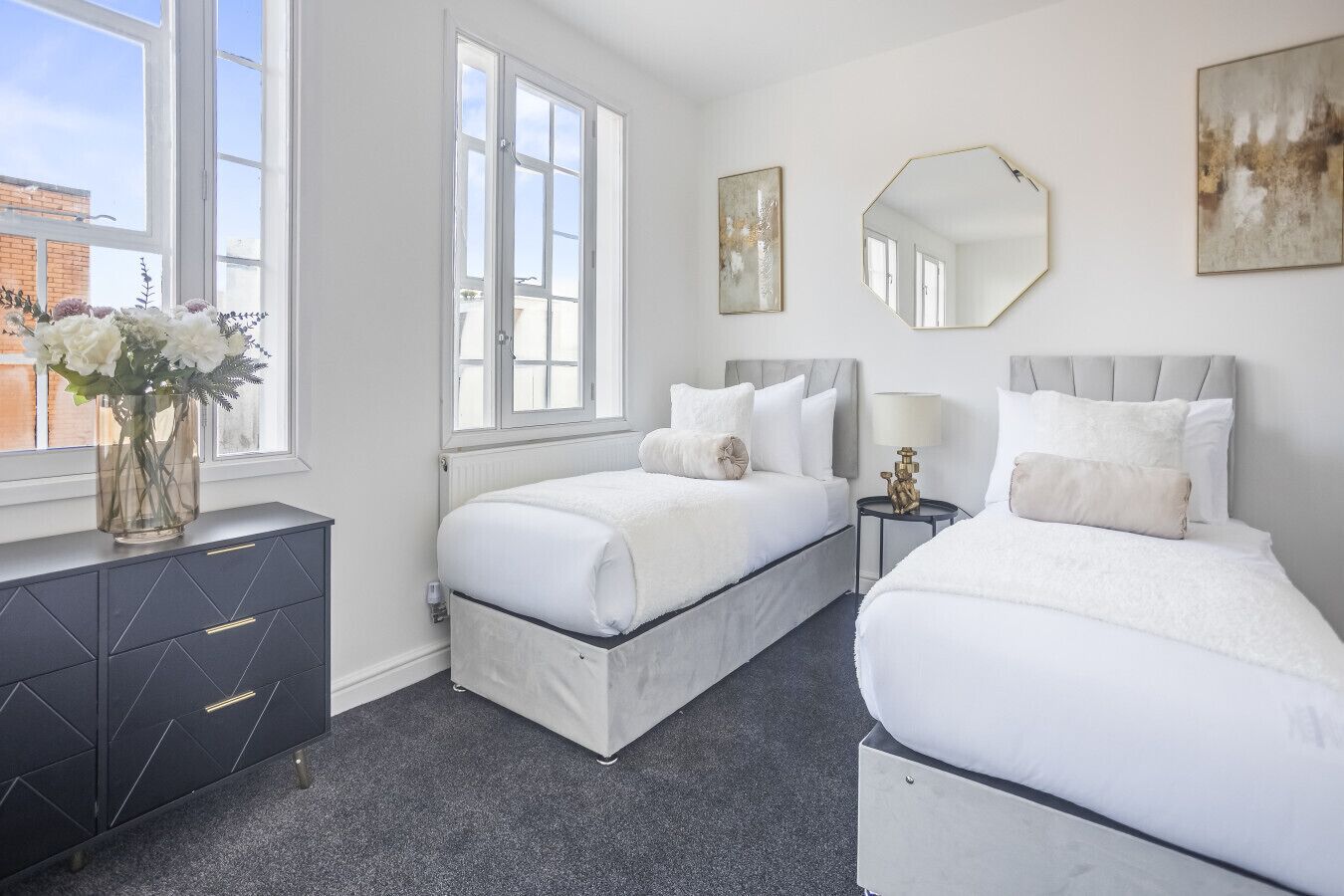 Tabla de planchar con plancha, wifi y ropa de cama 