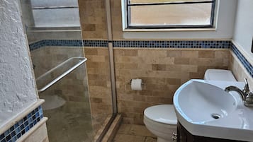 Een douche, handdoeken