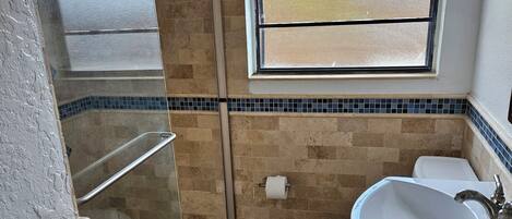 Douche, sèche-cheveux, serviettes fournies