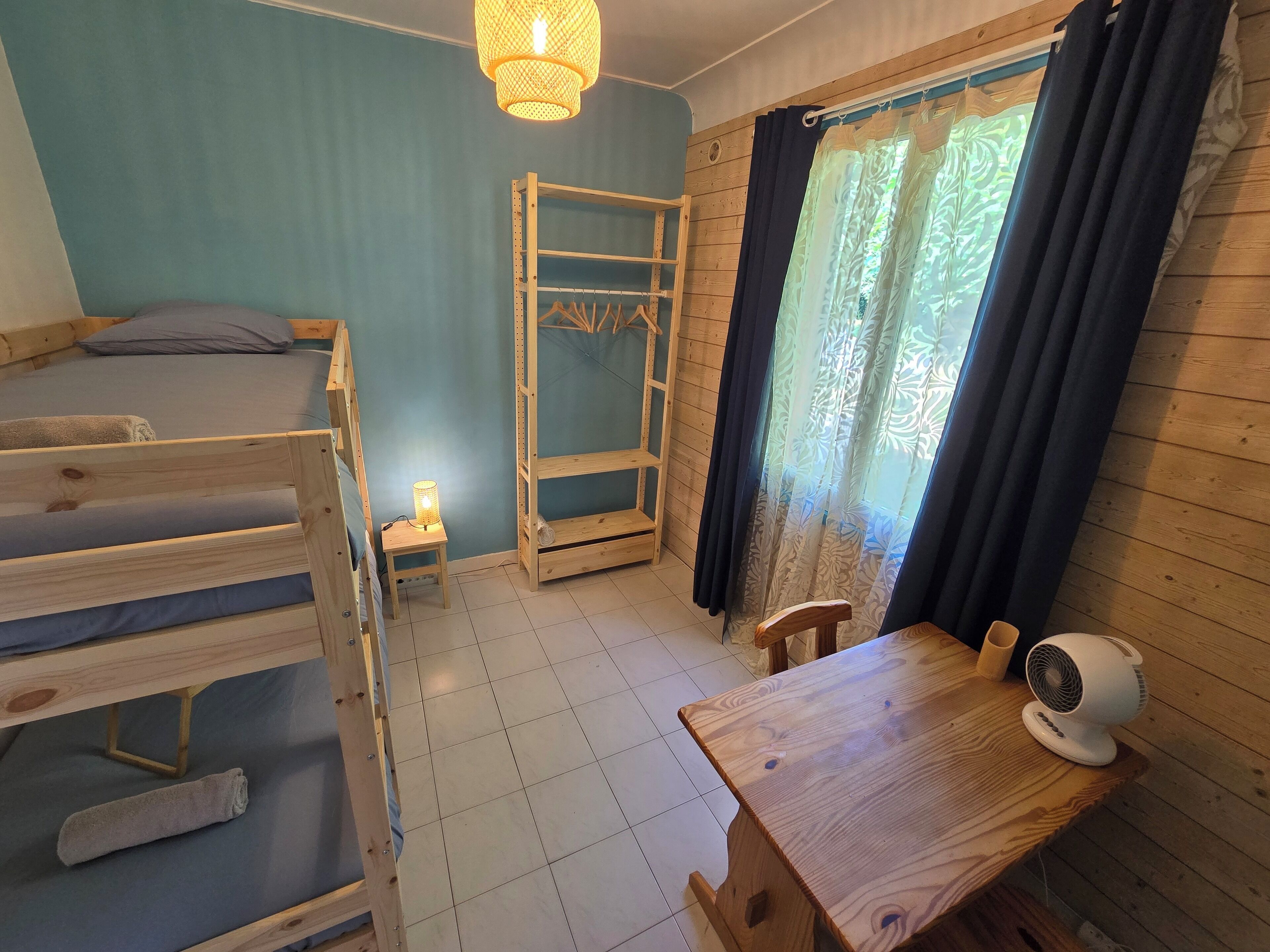 Superior tvåbäddsrum - luftkonditionering - utsikt mot trädgården | Skrivbord, arbetsyta för laptop och gratis wi-fi