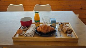 Petit déjeuner buffet (8 EUR par personne)