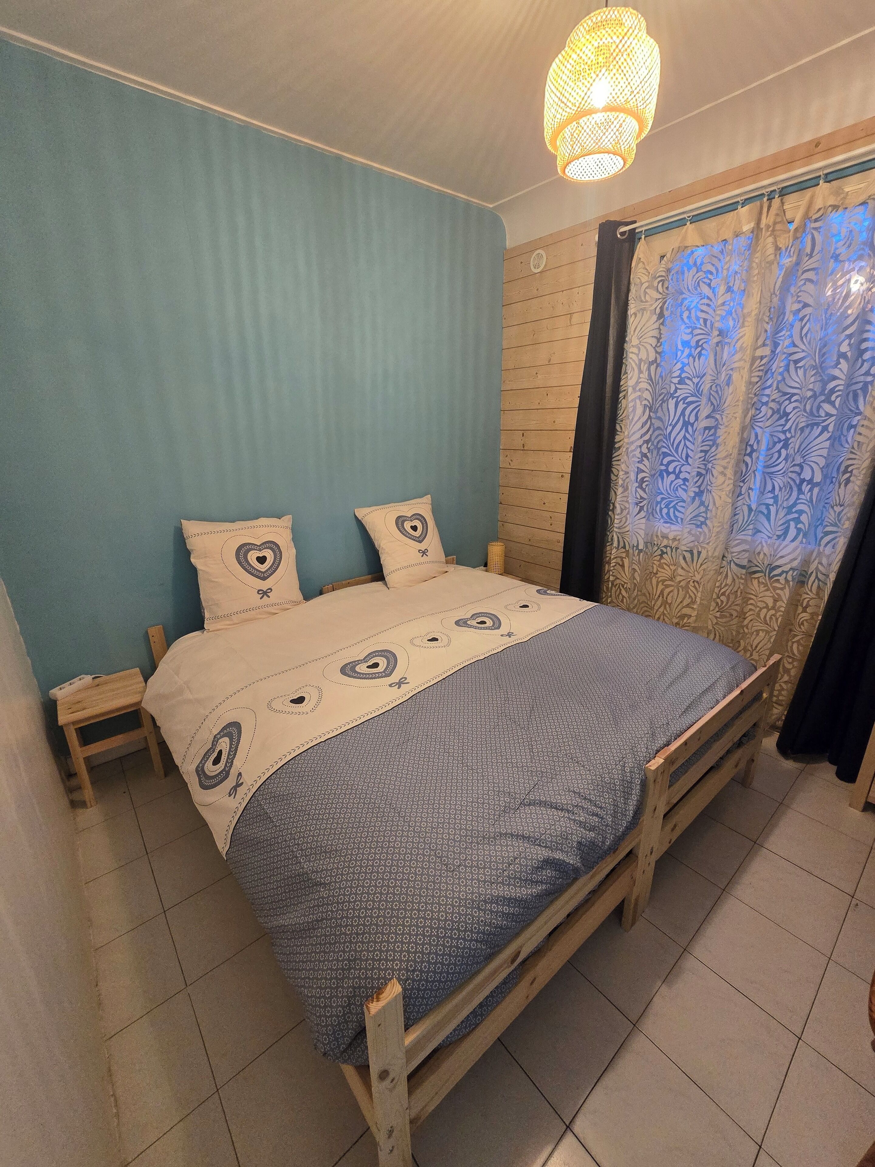 Escritorio, espacio para trabajar con laptop y wifi gratis 