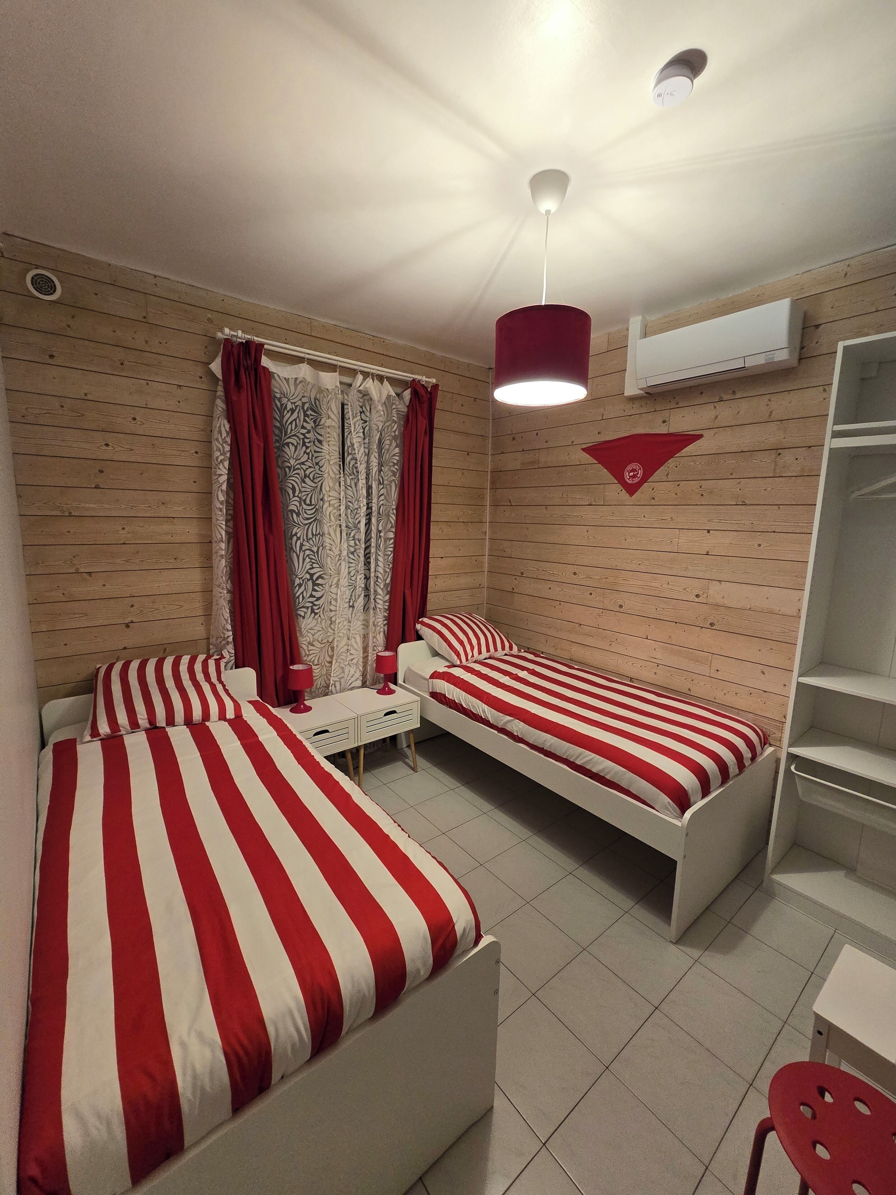 Superior tvåbäddsrum - luftkonditionering - utsikt mot trädgården | Skrivbord, arbetsyta för laptop och gratis wi-fi