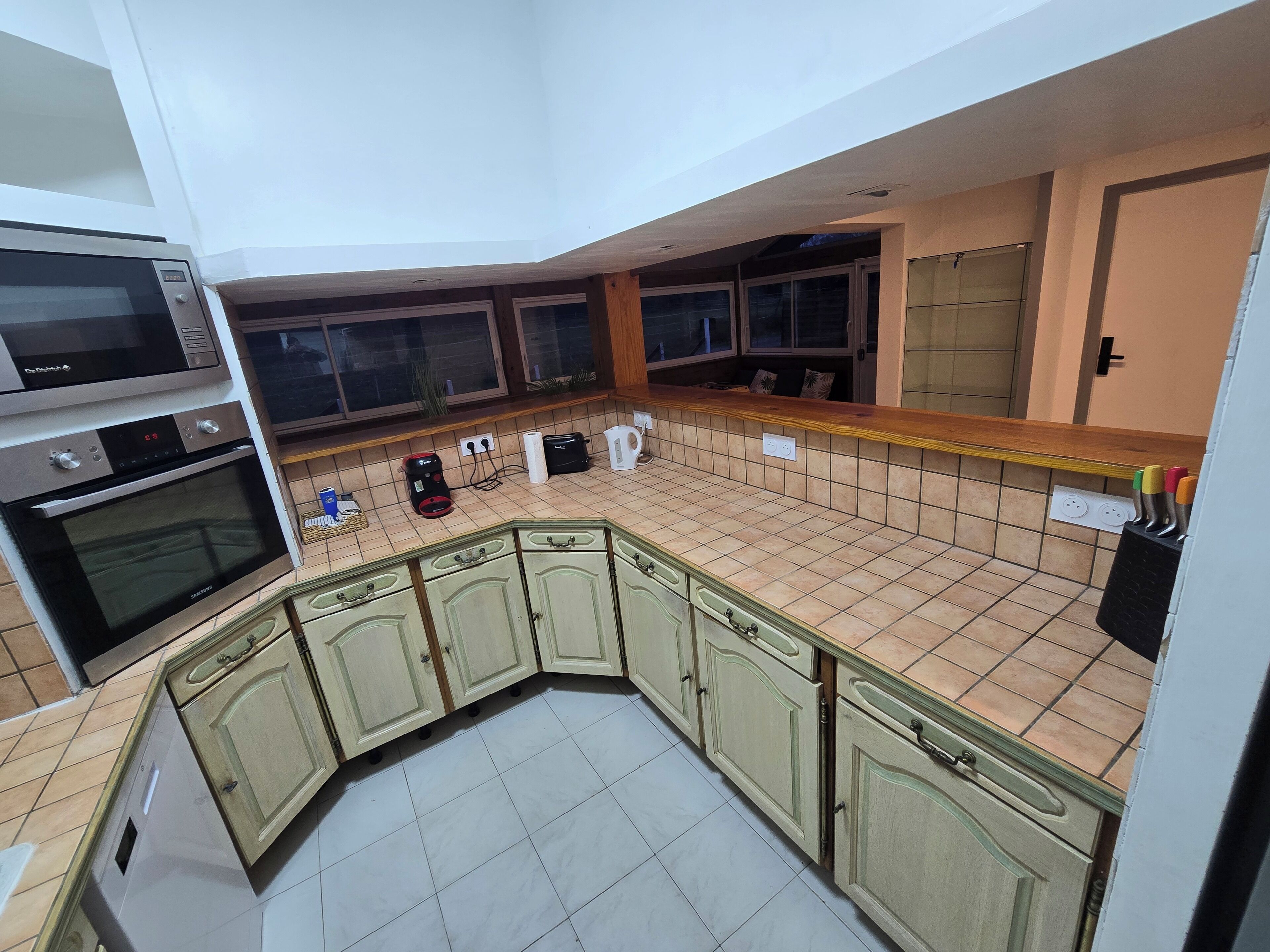 Full-size fridge, microwave, oven, stovetop