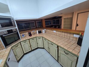 Stort kylskåp, mikrovågsugn, ugn och spishäll