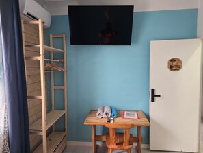 Escritorio, espacio para trabajar con laptop y wifi gratis 