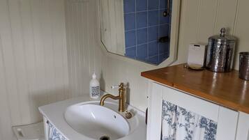 Douche, serviettes fournies, savon, papier toilette