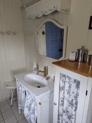 Douche, serviettes fournies, savon, papier toilette