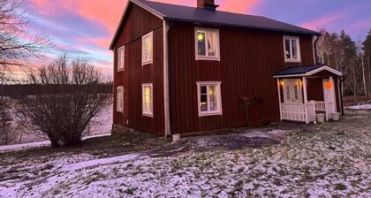 Charming old school in Värmlandsnäs Spacious country retreat of 120 m².