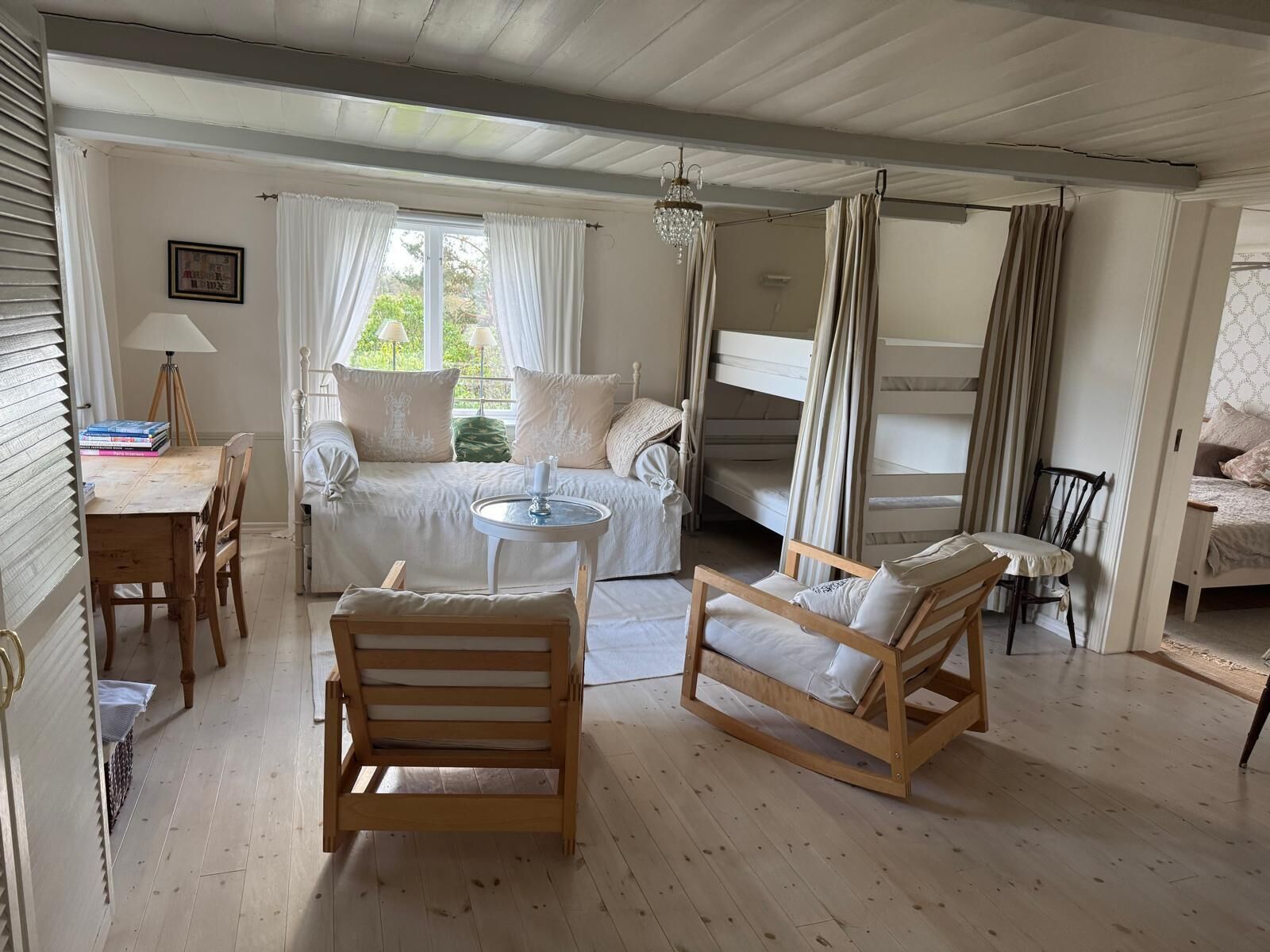 3 bedrooms, desk, iron/ironing board, free WiFi