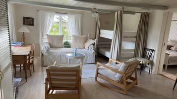 3 bedrooms, desk, iron/ironing board, free WiFi