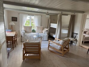 3 bedrooms, desk, iron/ironing board, free WiFi
