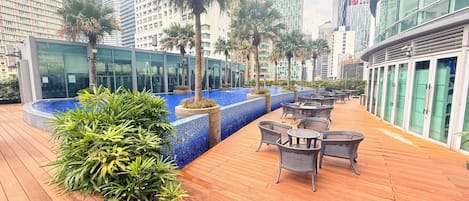 Hồ bơi ngoài trời