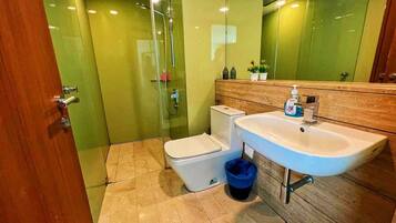 Family Apartment, 2 Bedrooms, City View | Bathroom
