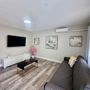 TV - * New Listing* Remodeled, 1 BD Apt • Pet Friendly (Clearwater)