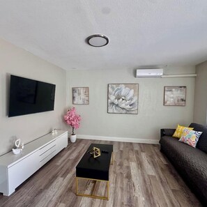 TV - * New Listing* Remodeled, 1 BD Apt • Pet Friendly (Clearwater)