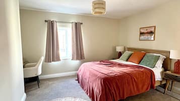 1 dormitorio, tabla de planchar con plancha, wifi y ropa de cama