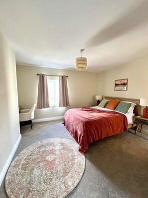 1 slaapkamer, een strijkplank/strijkijzer, wifi, beddengoed