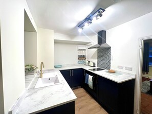 Een microgolfoven, een oven, een kookplaat, een vaatwasser