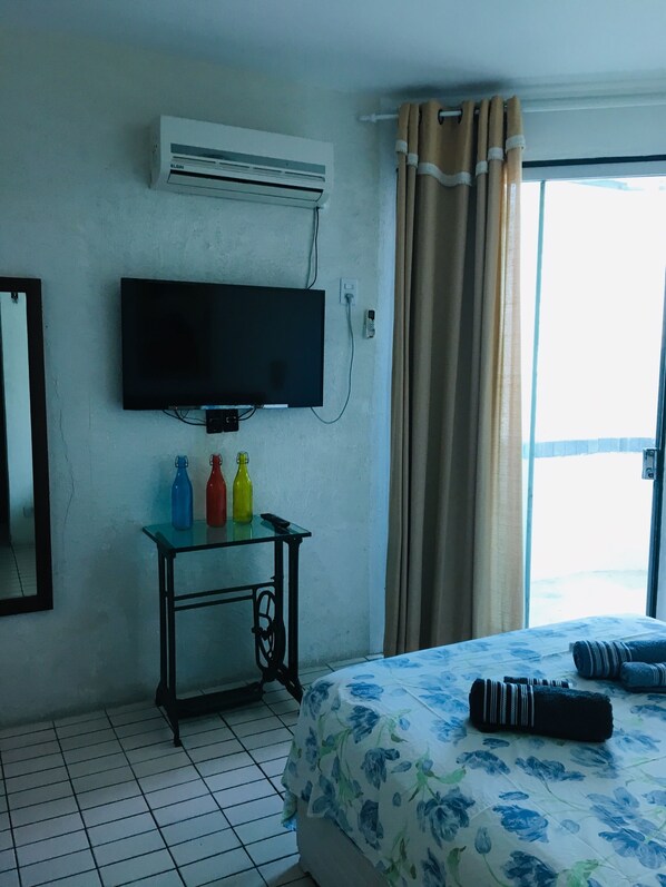 Tabla de planchar con plancha, wifi y ropa de cama 