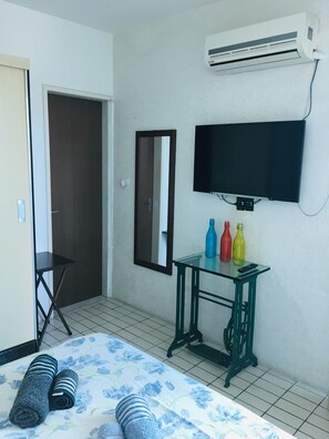 Tabla de planchar con plancha, wifi y ropa de cama 