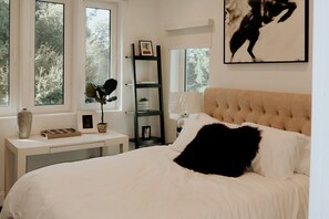 4 habitaciones, escritorio y tabla de planchar con plancha 