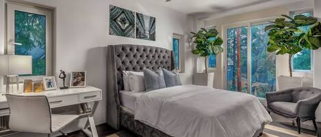 4 habitaciones, escritorio y tabla de planchar con plancha